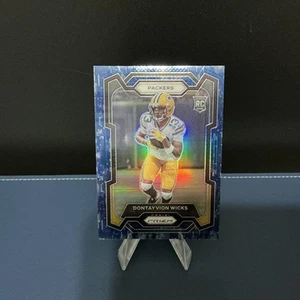 2023 Panini Prizm NFL Green Bay Packers RC Dontayvion Wicks #333 Navy Camo /25 - Foto 1 di 2
