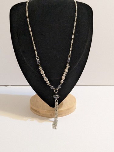 VETEMENTS Collana goccia Y tono argento. Molla in metallo perline acriliche sfaccettate e nappa. 36"