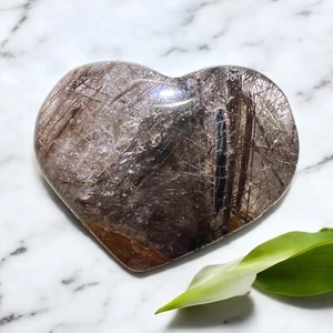 Talla de corazón de cuarzo rutilado negro y turmalina dorada (#5) - Imagen 1 de 16