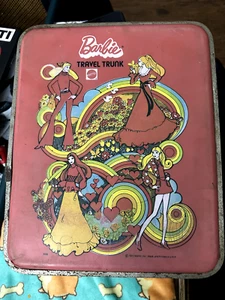 Estuche de transporte de ropa rosa plástico duro vintage Mattel Barbie Travel Trunk, 1972 - Imagen 1 de 9