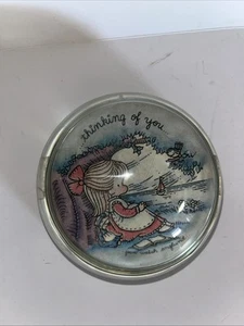 Vintage Joan Walsh Anglund Glas Briefbeschwerer. Thinking Of You BTp7 - Bild 1 von 2
