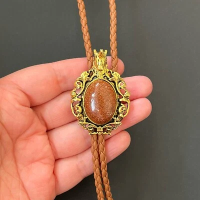 Collar de boda occidental vintage con base de unicornio dorado y corbata bolo natural Foto 1 de 4