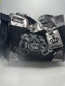 NUEVO LANZAMIENTO JUICY COUTURE NUEVO BOLSO SOÑADOR NEGRO Y PLATEADO ENCONTRADO EN LOS EE. UU. - Imagen 1 de 2
