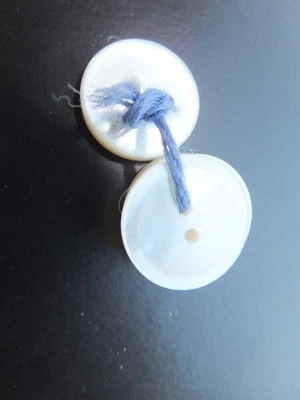 4 hell fast weiß schillernde Köpfe Knopf   Wäscheknopf   A - Bild 1 von 4