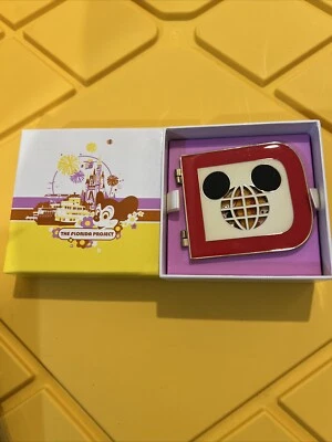 Заколка Disney WDW Florida Project LE 250 — большая на петлях — ПОДПИСАНА АЛЕКСОМ МАХЕРОМ — НОВАЯ! - Изображение 1 из 4