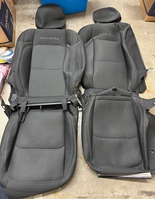 Jeep Wrangler Unlimited Sahara 2019 cubreasientos de fábrica Foto 1 de 2