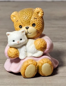 Vintage 80er Enesco Lucy and Me Lucy Rigg Mädchen Bär weiße Katze auf Schoß rosa Kleid - Bild 1 von 3