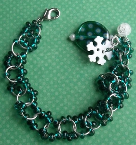 New OOAK Dark Green Beads White Snowflake Crackle Glass Christmas Bracelet - Picture 1 of 8