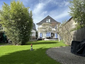 Traumhaft saniertes Stadthaus in zentraler Lage. Großer Garten. Provisionsfrei. - Bild 1 von 22