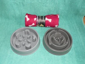 2 x GRAUE HUNDE SLOW FEEDERS / ANTI-SCHLUCK NÄPFE und 1 HAUSTIER HUNDEDECKE ROT und WEISS - Bild 1 von 2