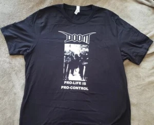 Camiseta Doom Pro-Life Is Pro-Control XL Crust Punk Sistema Corrupto Crímenes de Guerra - Imagen 1 de 2