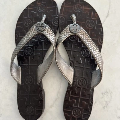 Chanclas Tory Burch Thora piel de serpiente en relieve plateadas negras Gunmetal 9 Foto 1 de 4