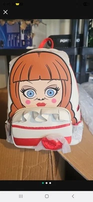 Mini mochila Loungefly Annabelle diseño facial Annabelle Foto 1 de 4