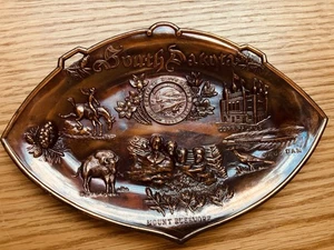 Plato de baratija de cobre de recuerdo de Dakota del Sur vintage hecho en Japón 7 1/4" x 5" - Imagen 1 de 3