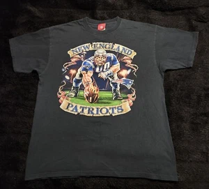 Camiseta De Colección Negra NUEVOS PATRIOTAS DE INGLATERRA NFL Fútbol Gráfico Grande Talla 2XL - Imagen 1 de 7