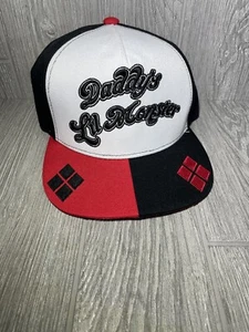 Cappello snapback Harley Quinn ""Daddy's Lil Monster"" Suicide Squad Margot Robbie ottime condizioni - Foto 1 di 3