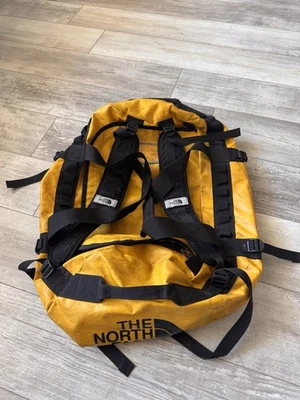 Bolso de Lona The North Face Base Camp Mediano Amarillo/Negro Summit Dorado 71L - Usado Foto 1 de 4