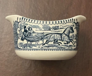Currier & Ives Sauciere, 2 Ausgießer Schüssel Soßenschale blau & weiß Schlittenfahrt EUC - Bild 1 von 7