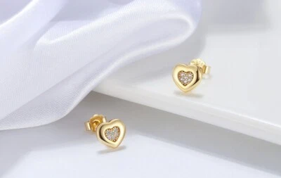 Aretes solitarios de oro amarillo de 9 quilates con corte de corazón de circonita cúbica de 7 mm Foto 1 de 4