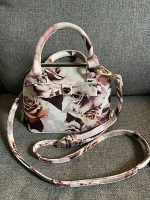 Bolso de Cúpula Cruzado con Asa Superior Betsey Johnson Blanco Rosas y Lazo Foto 1 de 4