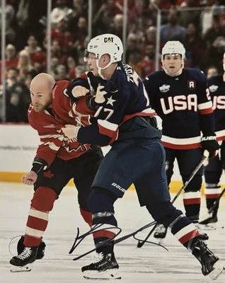 ¡Foto 8x10 firmada por Brady TKACHUK! Senadores de Ottawa - ¡FOTO DE LUCHA DEL EQUIPO DE ESTADOS UNIDOS! Con certificado de autenticidad Foto 1 de 3