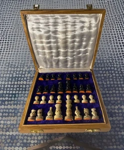 8”x8” Schachbrett Koffer mit Figuren (M) - Bild 1 von 5