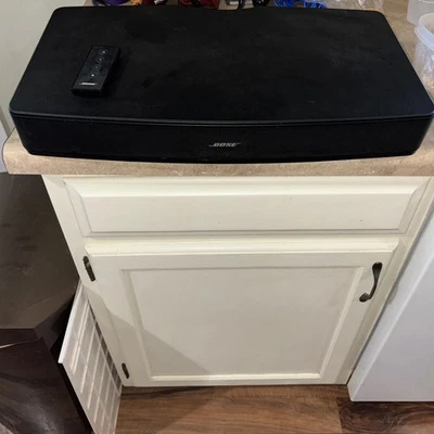 Sistema de som Bose Solo TV modelo 410376 preto com cabo de alimentação e controle remoto - Imagem 1 de 3