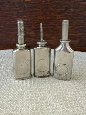 Latas de aceite de bolsillo con prensa de tres pulgares vintage Foto 1 de 4