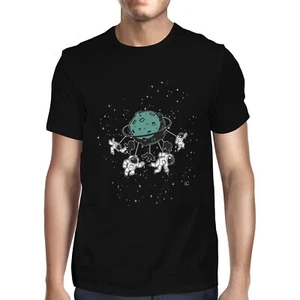 Camiseta 1Tee Hombre Colgando de la Luna Astronautas - Imagen 1 de 6
