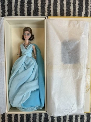 Vestido de baile de gasa azul muñeca Barbie® (DYX74) Foto 1 de 4