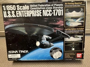 Star Trek U.S.S. Enterprise NCC-1701 kit modellino in plastica scala 1:850 1/850 Bandai - Foto 1 di 4