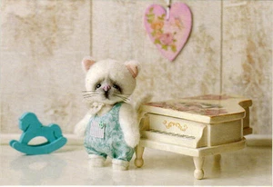 KITTEN AND PIANO Photo of handmade toy Russian POSTCARD - Picture 1 of 1