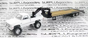 Greenlight 1:64 LOOSE LIVED bianco 1986 CHEVROLET SILVERADO con rimorchio a collo d'oca - Foto 1 di 10