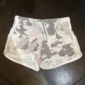 Old Navy Kinder Größe Large (10-12) grau Tarnmuster Jersey Shorts Delphinsaum - Bild 1 von 4