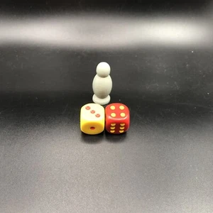 Siedler von Catan Räuber Pawn und rot gelbe Würfel Ersatzteile  - Bild 1 von 4