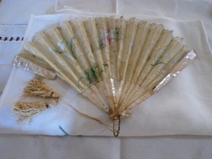 Ancien Eventail A RESTAURER nacre  peint  avec dentelle - Picture 1 of 6