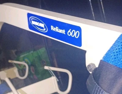 Elevador médico corporal Invacare Reliant 600 totalmente eléctrico con cabestrillo corporal de 4 puntos  Foto 1 de 4