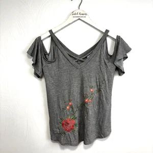 Camiseta Alya Floral Bordada Manga Corta Hombro Frío Cuello en V Informal Para Mujer - Imagen 1 de 6