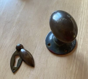 Antique Bronze Door Knob & matching Swing Escutcheon | Original Condition | 246g - Picture 1 of 8