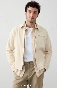 Neu mit Etikett Banana Republic Herren GARMENT DYED TRUCKER JACKE Größe S Farbe: Stone/Hellbraun - Bild 1 von 5