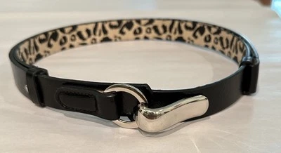 Betsey Johnson 黑色人造皮革可调节皮带豹纹衬里均码  — 第 1/4 张图片