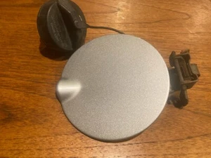 2008 -2018 Dodge Grand Caravan Fuel Gas Door Lid Cover w/bolts PS2 silver - Bild 1 von 10