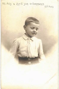 RPPC Malizioso Carino Ragazzo Francese Parigi Il Dottore Scrive Prescrizione 1901 7/10 - Foto 1 di 2