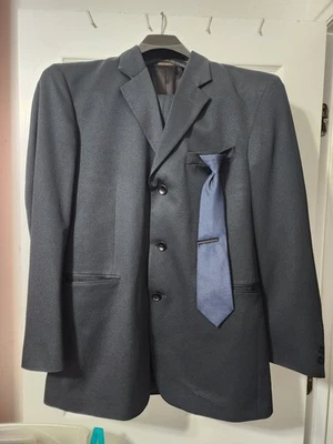J.Ferrar Mens Modern Fit Black Two-Piece Suit w/Tie & Clip Pants 34x30 Jacket 40 - Image 1 of 4