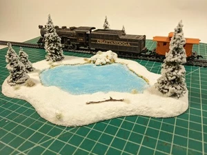 HO WINTER LAKE 10.5" x 7.5" w 4 Snowy Pines CHRISTMAS VILLAGE! Skate POND #875 - Picture 1 of 17