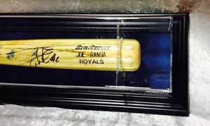 Premium Wandhalterung Baseballschläger Vitrine, schwarzer Rahmen mit blauem Hintergrund - Bild 1 von 6