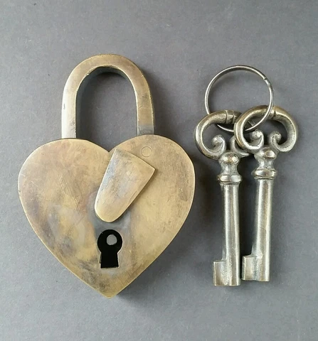 Vtg. Style♡ Love Valentines HEART LOCK, 2 SKELETON Keys Brass Antique 3-3/4" #L1 Cover