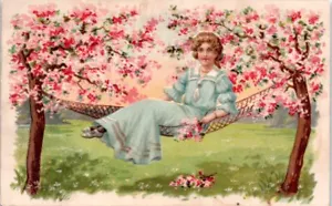 Postal de felicitación vintage niña victoriana hamaca cerezo en flor PM 1907 - Imagen 1 de 2