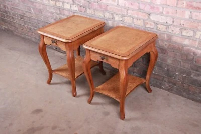 Mesitas de noche de roble y madera de nudo John Widdicomb French Provincial Louis XV, par Foto 1 de 4