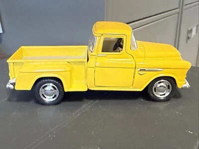 Camioneta pick-up Chevy Stepside amarilla colección premium fundida a presión Foto 1 de 4